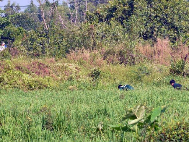 Cảnh sát dò tìm tang vật quanh khu vực tiêu diệt Tuấn "khỉ"
