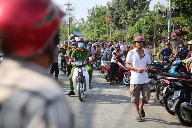 NÓNG: Đang rà mìn quanh nhà được cho là Tuấn &#34;khỉ&#34; ẩn náu, ngàn người vẫn xem - 9