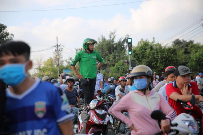 Đứng hẳn lên yên xe để nhìn cho rõ hơn