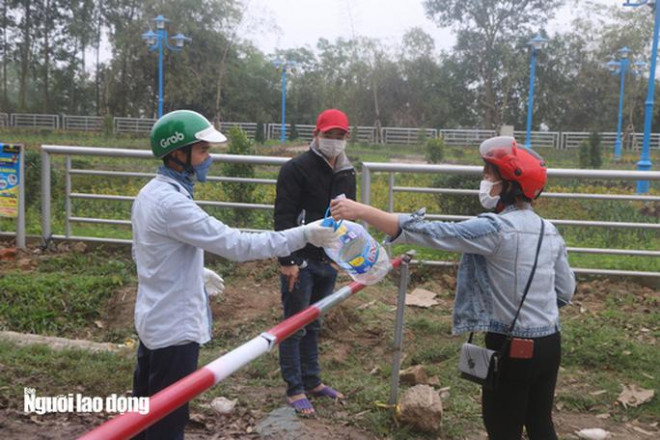 Người dân xã Sơn Lôi cần nhu yếu phẩm phải nhờ bên ngoài để đưa vào bên trong xã - Ảnh: Nguyễn Hưởng