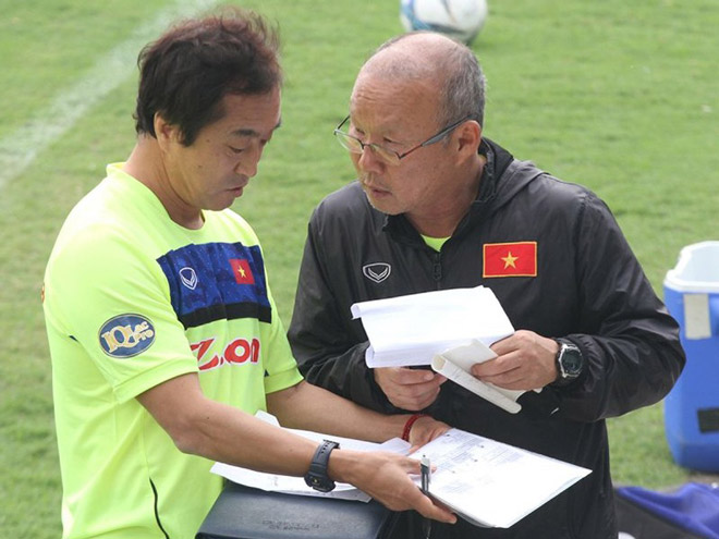 HLV Lee Young-jil, người trợ lý đắc lực đang giúp ông Park Hang-seo phân tích đối thủ và cung cấp những thông tin quan trọng. Ảnh: NGỌC DUNG