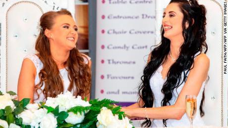 Hai cô gái đầu tiên kết hôn đồng giới ở Bắc Ireland - 1