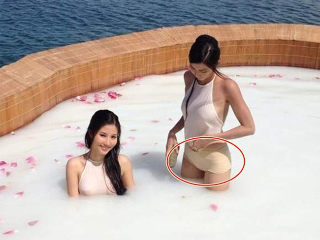Người mẫu Ngọc Quyên cũng cẩn thận mặc quần bảo hộ màu da khi thực hiện cảnh tắm trong phim "Mỹ nhân kế".