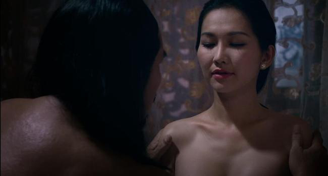 Cảnh quay của Kim Hiền trong phim "Mỹ nhân" được xử lý khéo khi nữ diễn viên mặc áo quây và chỉ lộ một phần ngực của mình. Nhờ góc máy, hình ảnh của cô hiện lại rất sexy.