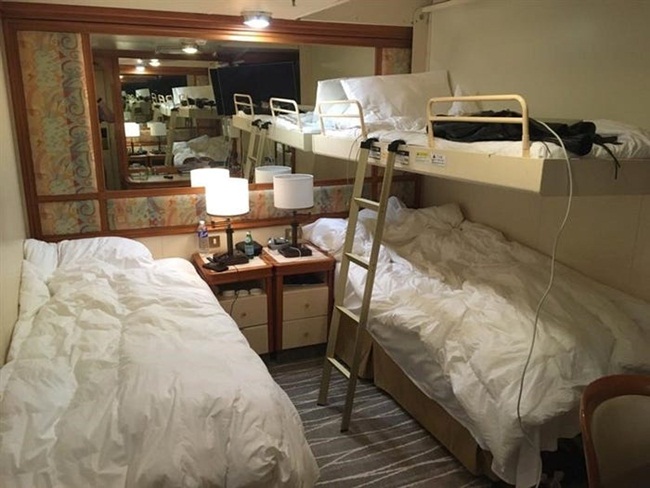 Đây là phòng có 3 giường trên tàu. Trên du thuyền có nhiều hạng phòng, không phải phòng nào cũng có thiết kế như thế này.