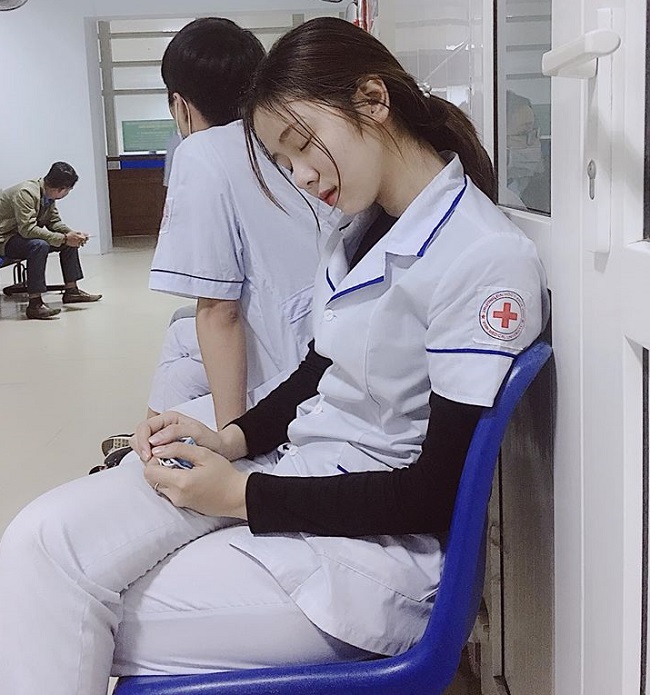 Nữ sinh trường Đại học Y khoa Vinh - Đào Linh Chi được nhiều người biết đến nhờ bức ảnh ngủ gật trong bệnh viện. Khoảnh khắc xinh đẹp của cô được tờ NTD Korea (Hàn Quốc) ca ngợi là "công chúa ngủ trong bệnh viện."