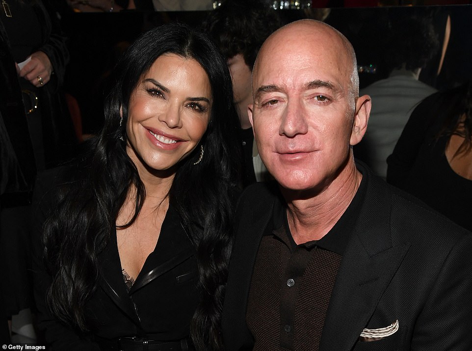 Tỷ phú giàu nhất thế giới Jeff Bezos và bạn gái đã tích cực tìm mua bất động sản trong một năm qua.