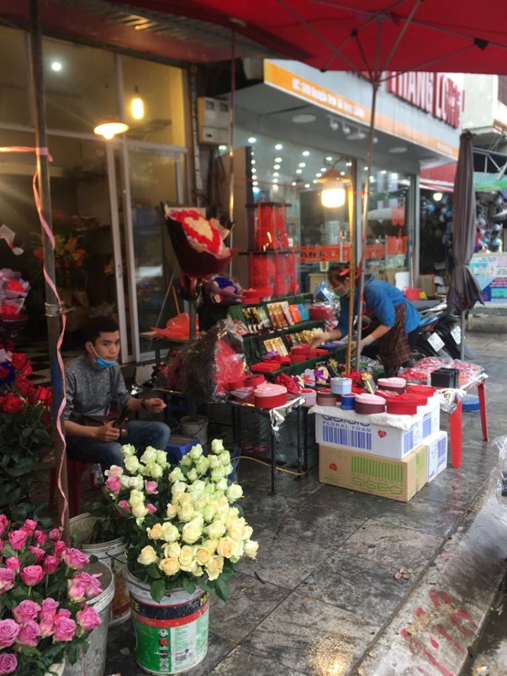 Shop hoa và quà tặng trên đường Nguyễn Trãi khách vắng teo