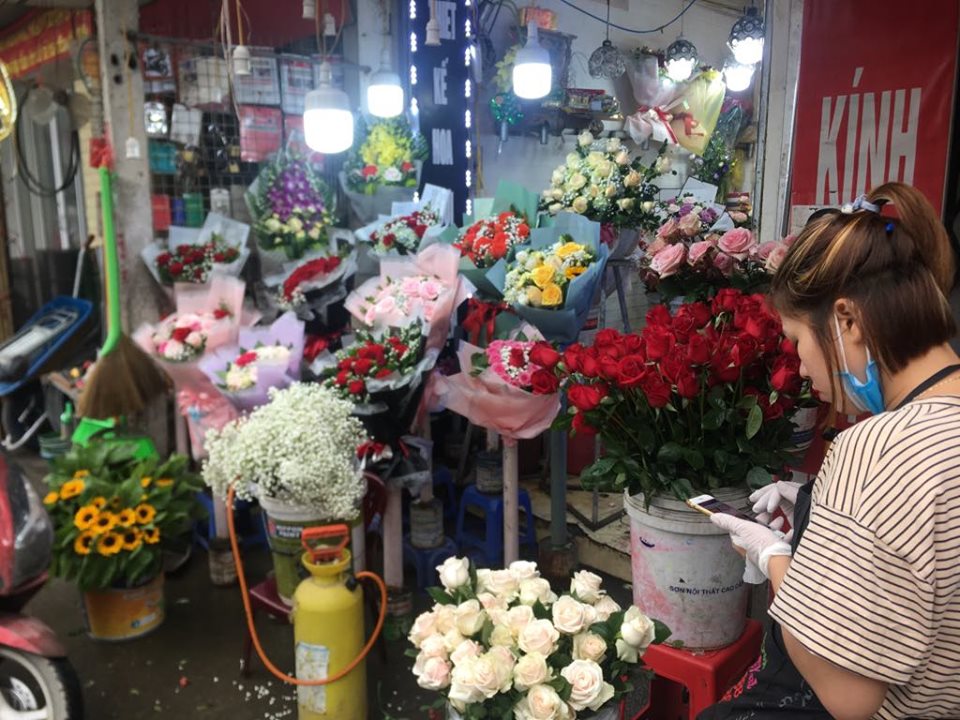 Sợ dịch corona, shop hoa tươi, quà tặng ế ẩm không ai mua ngày Valentine - 3