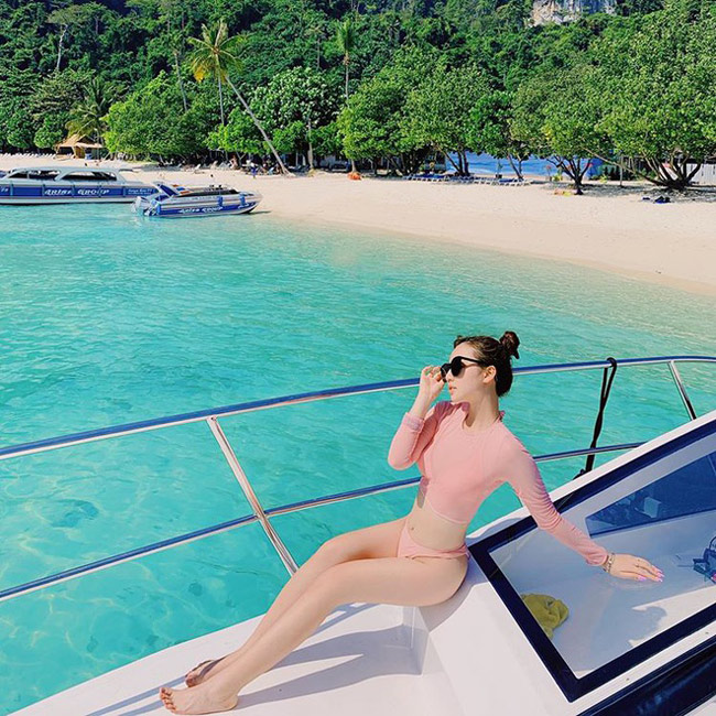 Ở vùng biển nắng ấm, Amee chia sẻ ảnh hot cùng lời nhắn tới fan: "Lâu lâu đi bơi mặc bikini mát mẻ tý thôi ạ".