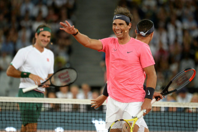 Hai tay vợt vui vẻ tham dự trận đấu từ thiện