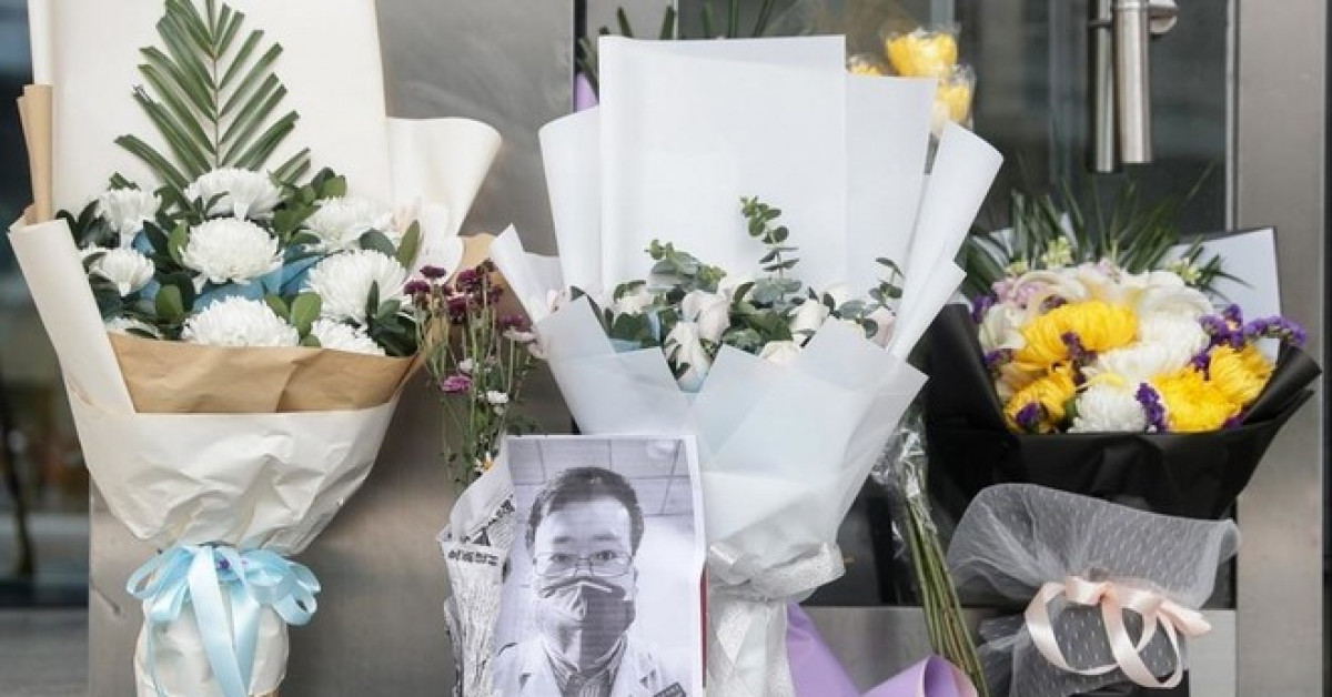Cộng đồng tưởng nhớ bác sĩ Trung Quốc Lý Văn Lượng tử vong do lây virus Corona lúc chăm sóc người bệnh.