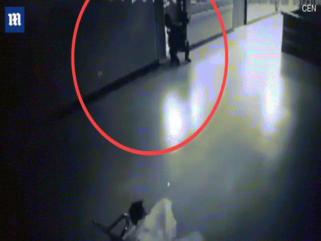 Video: Sát thủ giả làm cảnh sát, bác sĩ ngang nhiên vào bệnh viện bắn chết "xã hội đen"