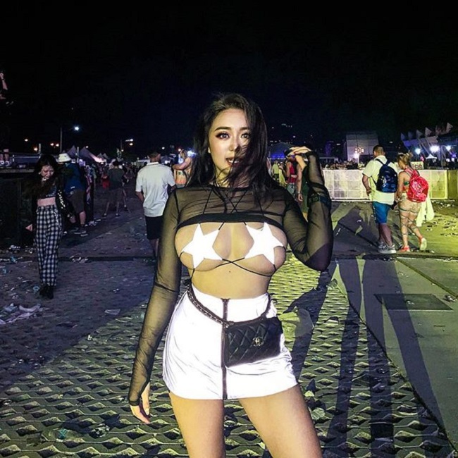 Cô chọn đồ mặc tùy vào hoàn cảnh. Ví dụ như khi tham dự lễ hội âm nhạc Coachella 2019, Rebecca Liu trông khá táo bạo và "nổi loạn". Tuy nhiên, đây là điều bình thường vì ai tới đây cũng mặc như vậy. 