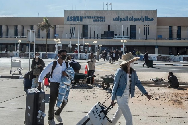 Hành khách đeo khẩu trang ở sân bay quốc tế Aswan, Ai Cập, ngày 3.2.