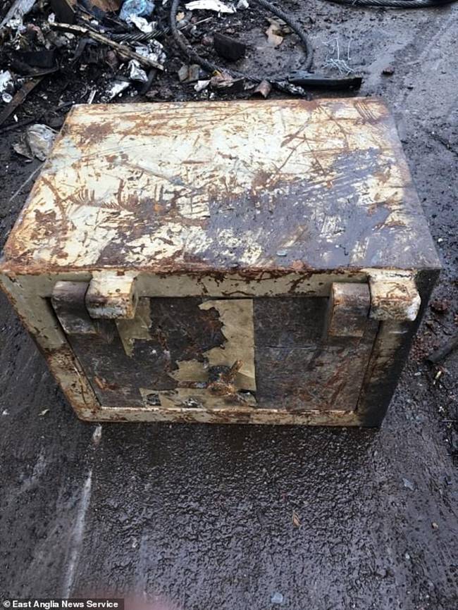 Tháng 12/2019, nhân viên của một bãi phế liệu ở Anh đã tìm thấy 20.000 bảng Anh (~620 triệu đồng) trong một két sắt cũ.