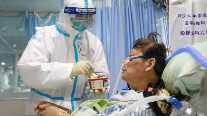 Các nhân viên y tế Trung Quốc chưa lường trước được các rủi ro ở giai đoạn đầu chống dịch.