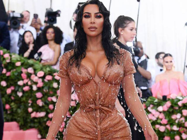 Thời trang - Những chiếc váy khó tiêu hoá, không thể ngồi hay đi vệ sinh của cô Kim