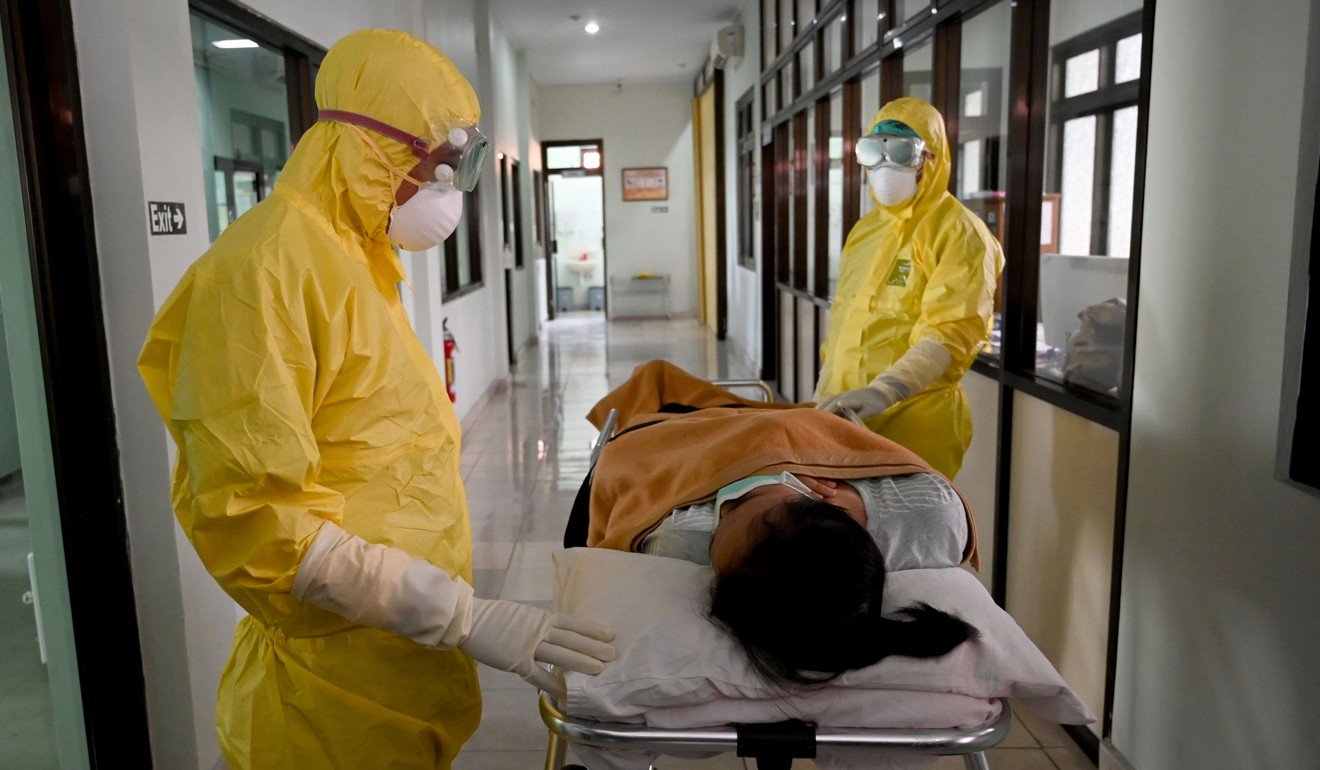 Các nhân viên y tế Indonesia diễn tập cách ly người nhiễm virus Corona.