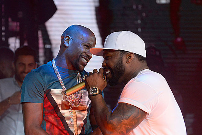 Mayweather (trái) và rapper 50 Cent (phải) từng là 1 cặp không thể tách rời nhưng giờ họ coi nhau như kẻ thù