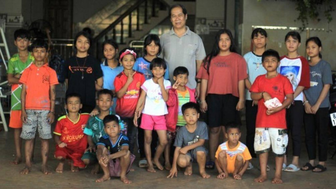 Thầy Đinh Minh Nhật cùng các con nuôi