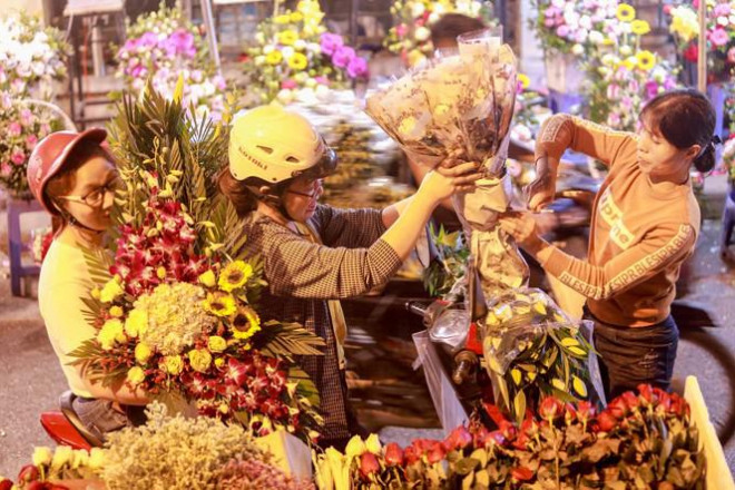 Hoa vẫn là món quà đặc biệt, ưa chuộng, ý nghĩa dành cho phụ nữ trong ngày 8/3 để thể hiện lòng quan tâm, kính yêu.