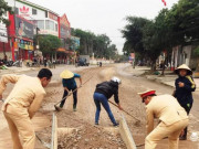 Tin tức trong ngày - CSGT cùng người dân dọn đất, đá rơi vãi suốt gần 1 km đường