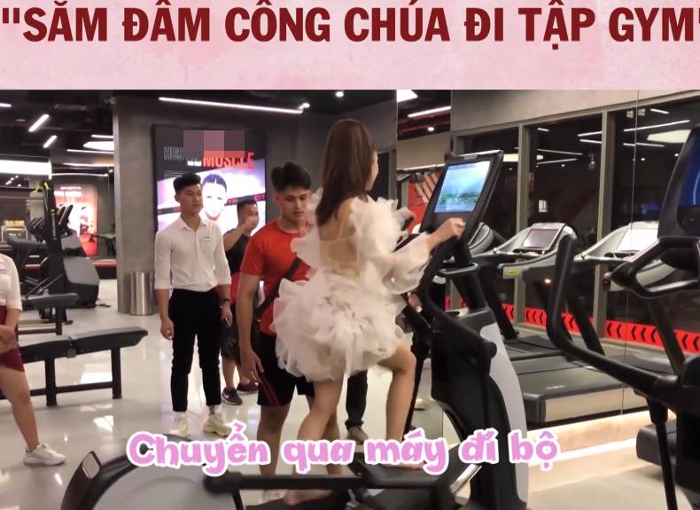 Sam gây chú ý vì chân đất, mặc váy công chúa tập gym.