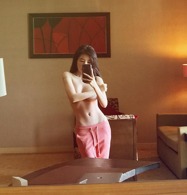 Tuy nhiên một số bức ảnh Elly Trần khoe body theo cách bán nude lại gây tranh cãi.