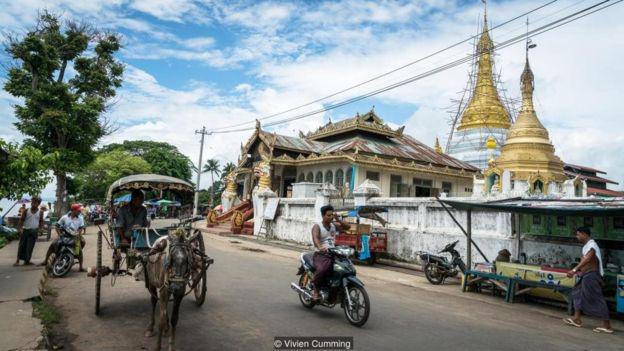 Sau khi hạ cánh xuống mặt đất Myanmar, du khách không thể đi đâu quá xa mà không bắt gặp một ngôi chùa có dát vàng.