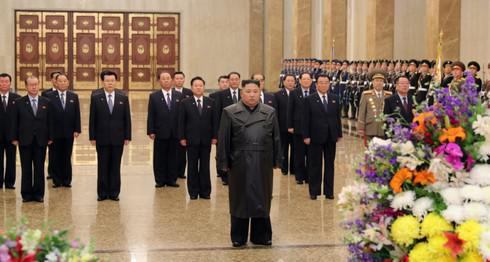 Chủ tịch Triều Tiên Kim Jong Un cùng các quan chức tới Cung điện Mặt trời nhân dịp kỷ niệm ngày sinh cố lãnh đạo Kim Jong Il. Ảnh: Rodong Simun