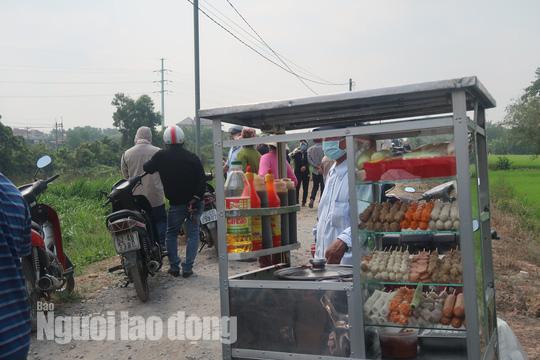 Cá viên chiên, nước dừa phục vụ người đi xem