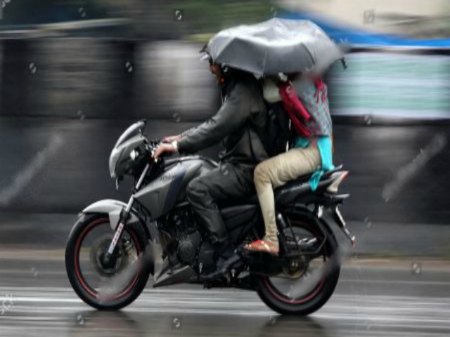 Chở người ngồi sau sử dụng ô (dù), lái xe máy bị phạt bao nhiêu?