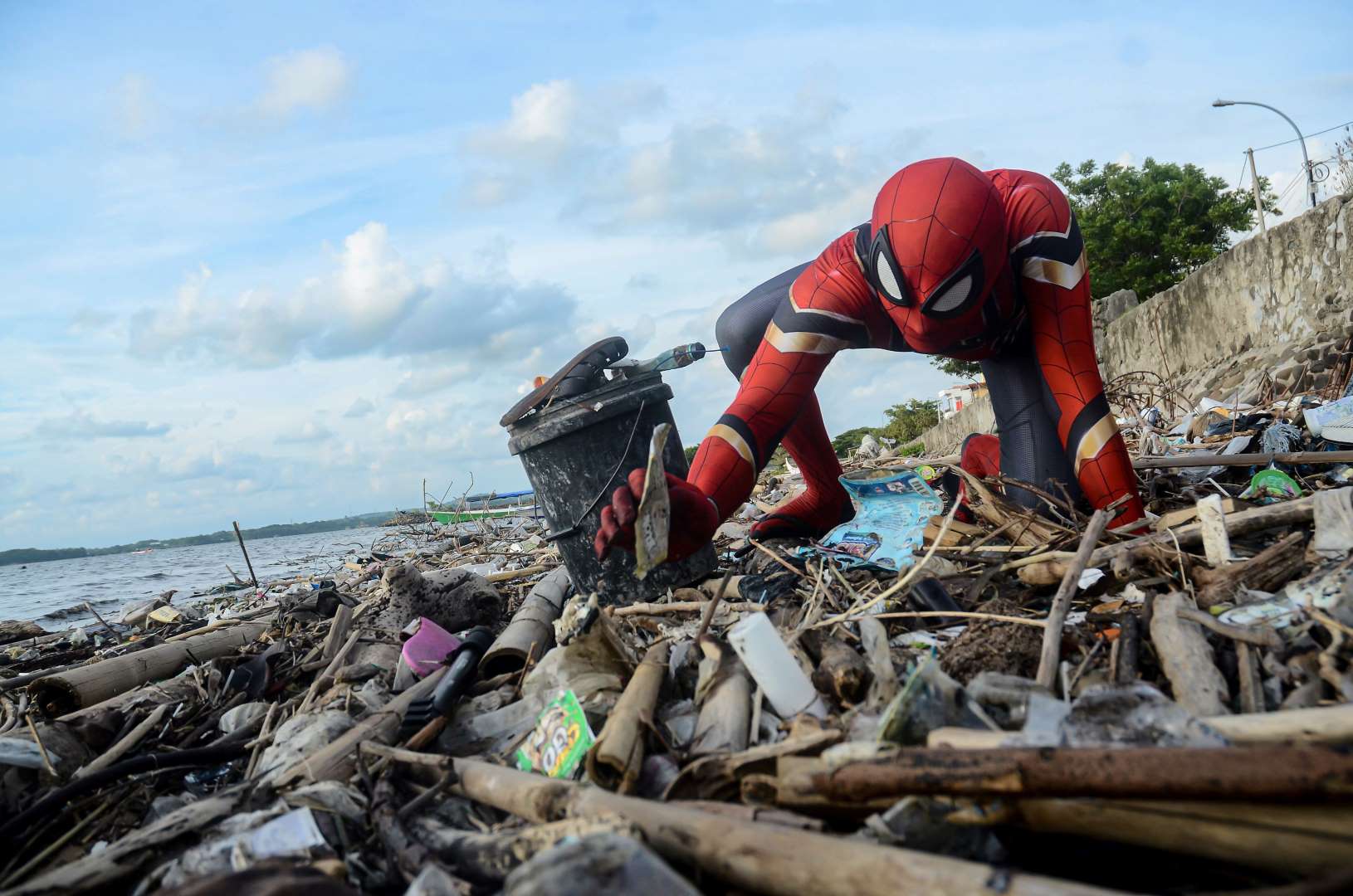"Người Nhện"&nbsp;Hartono thường dành thời gian nhặt rác trên bãi biển (Ảnh: Reuters)