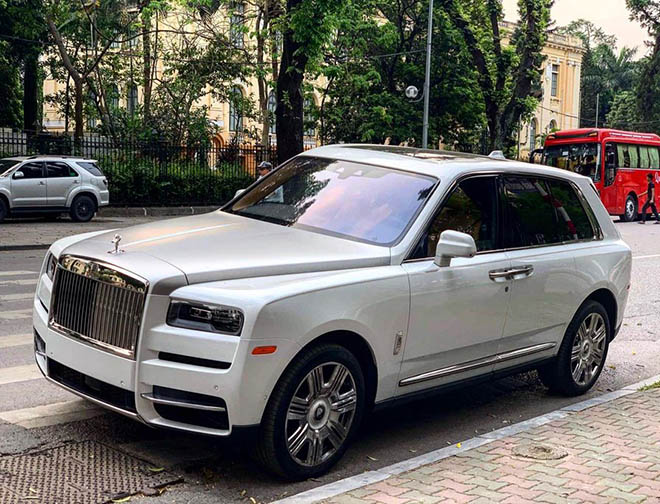 Siêu xe sang Rolls-Royce Cullinan đi chưa đầy một năm bán lại giá chỉ bằng một nửa - 1