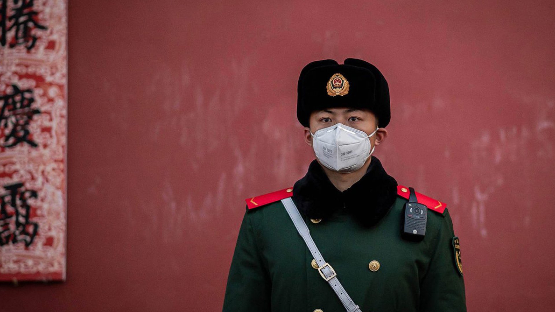 Một cảnh sát đang làm nhiệm vụ kiểm soát dịch bệnh tại Bắc Kinh (ảnh: Nypost)
