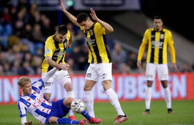 Vitesse (sọc vàng - đen) để mất thế dẫn bàn ở hiệp 1 nhưng thắng trận nhờ hàng thủ kém của Heerenveen