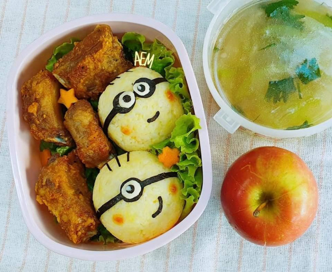 Chị Dung cho biết khi mới tập tành làm những hộp cơm bento, chị mất thời gian khá lâu, sau này&nbsp;chị bắt đầu cắt dán quen tay và thời gian được rút ngắn chỉ còn hơn 30 phút/hộp. Cứ 10 giờ&nbsp;sáng chị&nbsp;bắt đầu sửa soạn làm cơm để kịp 11 giờ&nbsp;trưa cho các con ăn.