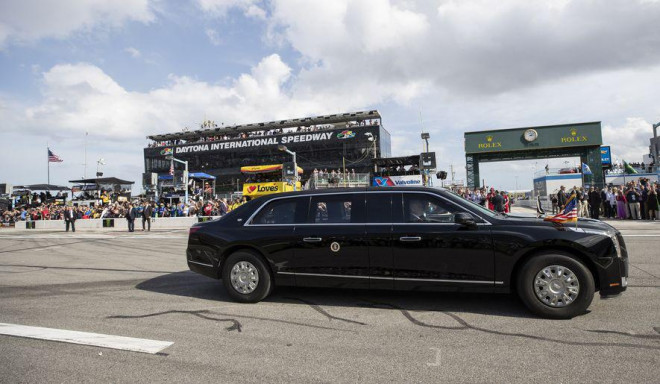 Tổng thống Trump lái siêu xe "Quái thú" của mình vòng quanh Đường đua Quốc tế Daytona 500. Ảnh: AP