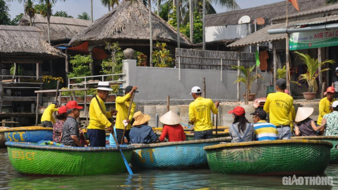 Một bến thuyền sẵn sàng đón khách du lịch tham quan khu du lịch sinh thái rừng dừa Bảy Mẫu .