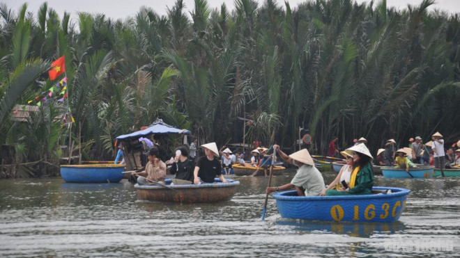 Một góc sông rừng dừa Bảy Mẫu tấp nập khách du lịch