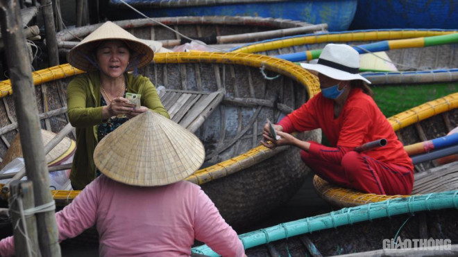 Trung bình mỗi ngày, người chèo thuyền đưa khách du lịch có thu nhập từ 300-400 ngàn đồng