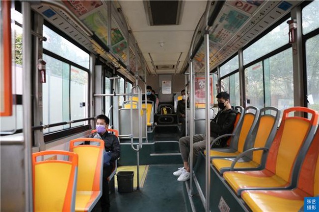 Hình ảnh bên trong xe buýt, chỉ có 5-6 hành khách, nhiều ghế không có ai ngồi. Chuyến xe buýt đang đưa khách đến ga tàu Quảng Châu. 