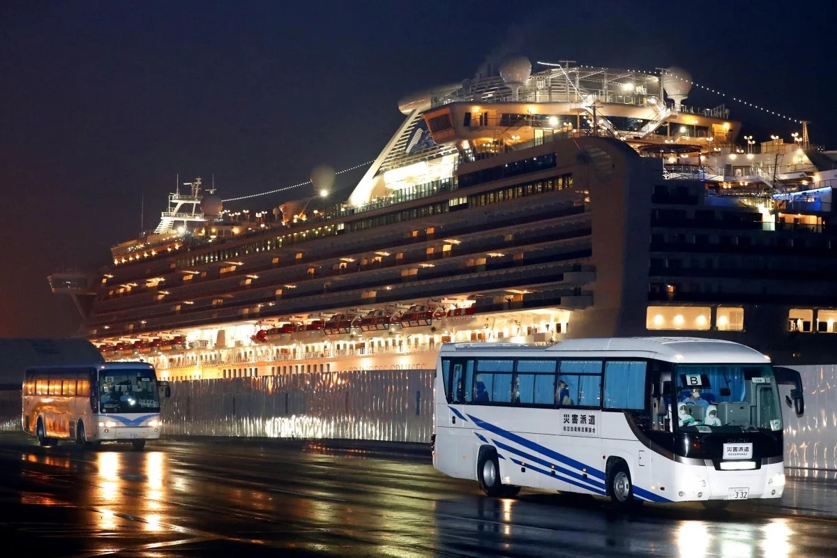 Xe bus chở công dân Mỹ rời khỏi cảng Yokohama sáng 17/2. Ảnh: AP
