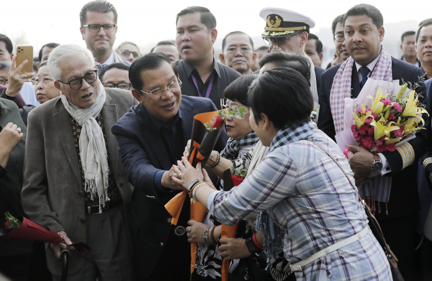 Thủ tướng Campuchia – ông Hun Sen ra đón du khách trên tàu MS Westerdam (ảnh: Straitstimes)