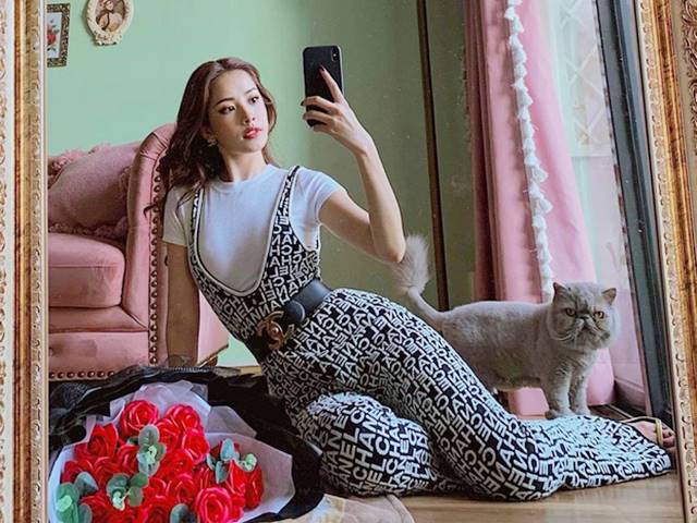 Chi Pu ”đụng” jumpsuit Chanel 80 triệu đồng với tỷ phú trẻ nhất thế giới