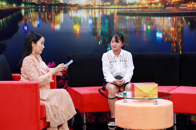 Bé Thu Phương chia sẻ với MC Ốc Thanh Vân trong chương trình "Điều con muốn nói"