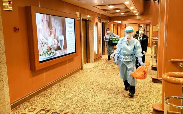Nhân viên y tế mặc đồ bảo hộ trên du thuyền ở Nhật Bản. Ảnh: AP