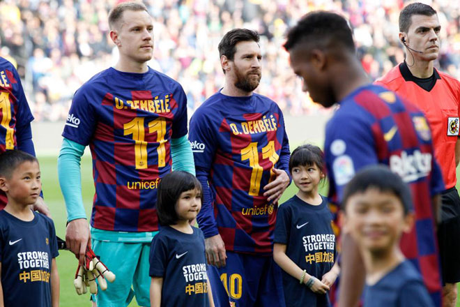Các cầu thủ Barcelona mặc áo số 11 của Dembele trong trận gặp Getafe