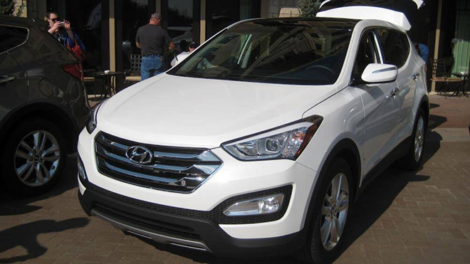 Hyundai SantaFe được thiết kế 7 chỗ ngồi tại Việt Nam kể từ năm 2013. Xe cuốn hút bởi ngoại hình bắt mắt, nội thất sang trọng và tính năng tiết kiệm nhiên liệu vượt trội.